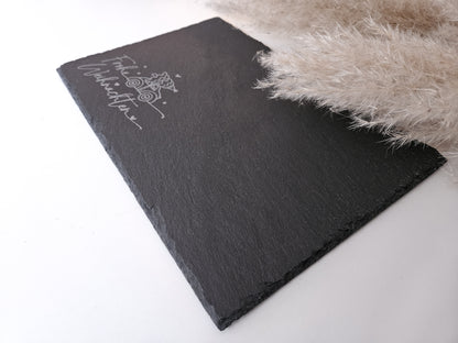 „Natur-Schieferplatte 30x20 cm mit Gravur ‚Frohe Weihnachten‘ und Tannenbaum – stilvolle Tischdeko zur Adventszeit, Servierplatte für Plätzchen & Gebäck, Weihnachtsgeschenk im skandinavischen Wohnstil, hochwertige Schiefer Deko für Weihnachten.“