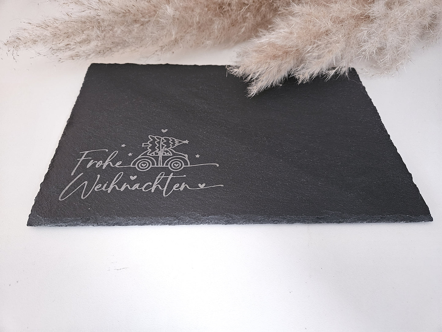 „Natur-Schieferplatte 30x20 cm mit Gravur ‚Frohe Weihnachten‘ und Tannenbaum – stilvolle Tischdeko zur Adventszeit, Servierplatte für Plätzchen & Gebäck, Weihnachtsgeschenk im skandinavischen Wohnstil, hochwertige Schiefer Deko für Weihnachten.“