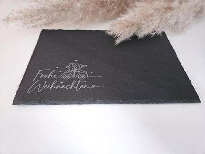 „Natur-Schieferplatte 30x20 cm mit Gravur ‚Frohe Weihnachten‘ und Tannenbaum – stilvolle Tischdeko zur Adventszeit, Servierplatte für Plätzchen & Gebäck, Weihnachtsgeschenk im skandinavischen Wohnstil, hochwertige Schiefer Deko für Weihnachten.“