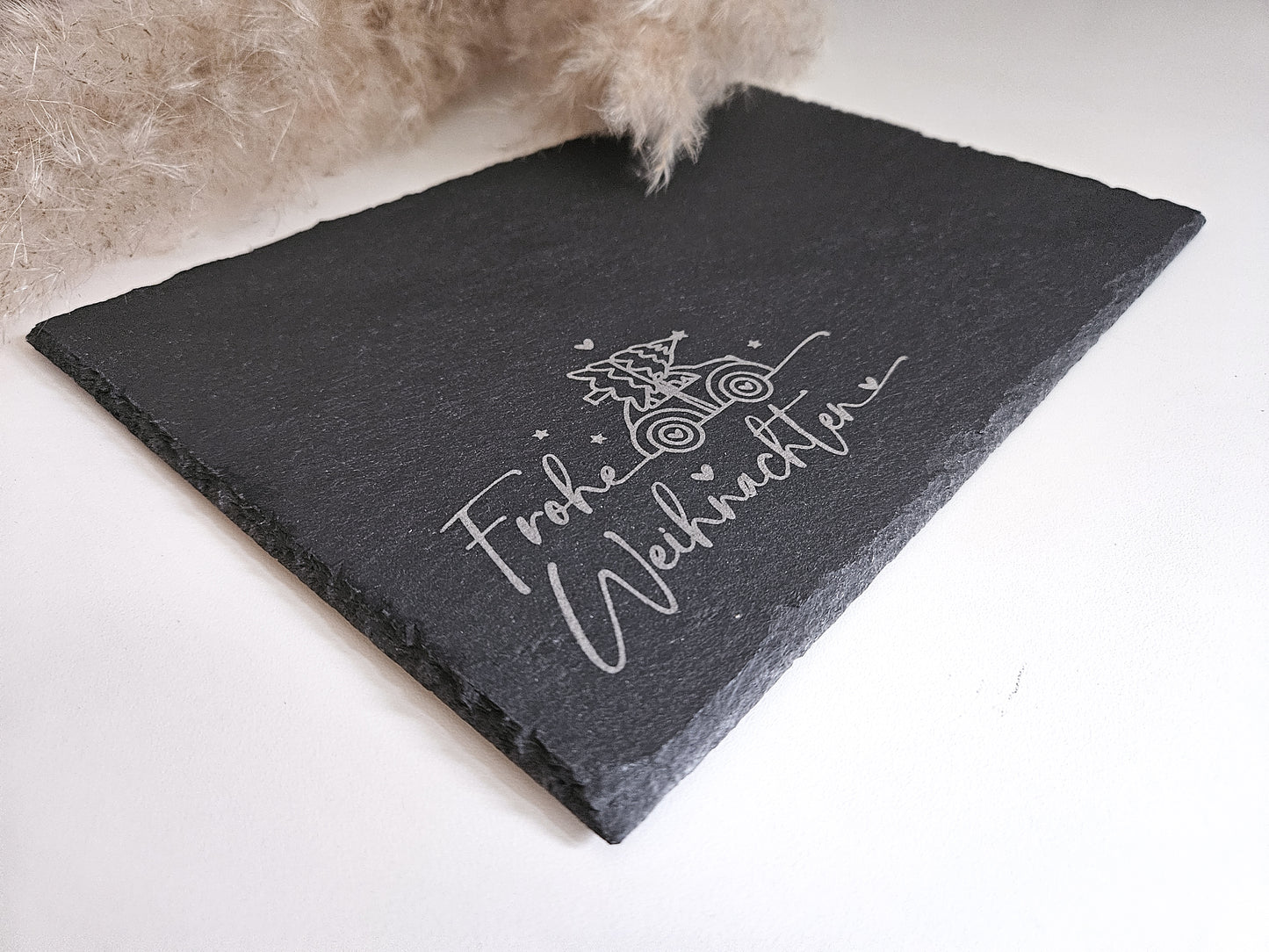 „Natur-Schieferplatte 30x20 cm mit Gravur ‚Frohe Weihnachten‘ und Tannenbaum – stilvolle Tischdeko zur Adventszeit, Servierplatte für Plätzchen & Gebäck, Weihnachtsgeschenk im skandinavischen Wohnstil, hochwertige Schiefer Deko für Weihnachten.“