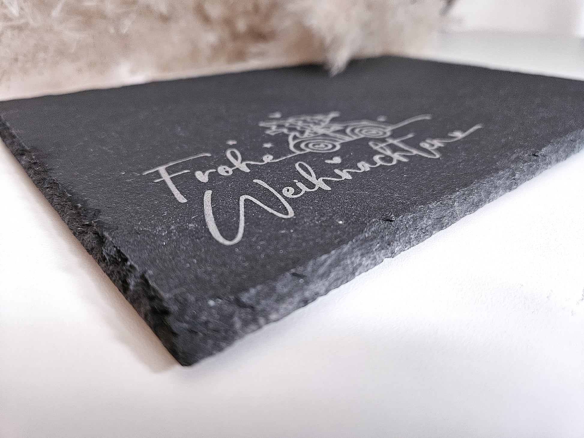 „Natur-Schieferplatte 30x20 cm mit Gravur ‚Frohe Weihnachten‘ und Tannenbaum – stilvolle Tischdeko zur Adventszeit, Servierplatte für Plätzchen & Gebäck, Weihnachtsgeschenk im skandinavischen Wohnstil, hochwertige Schiefer Deko für Weihnachten.“