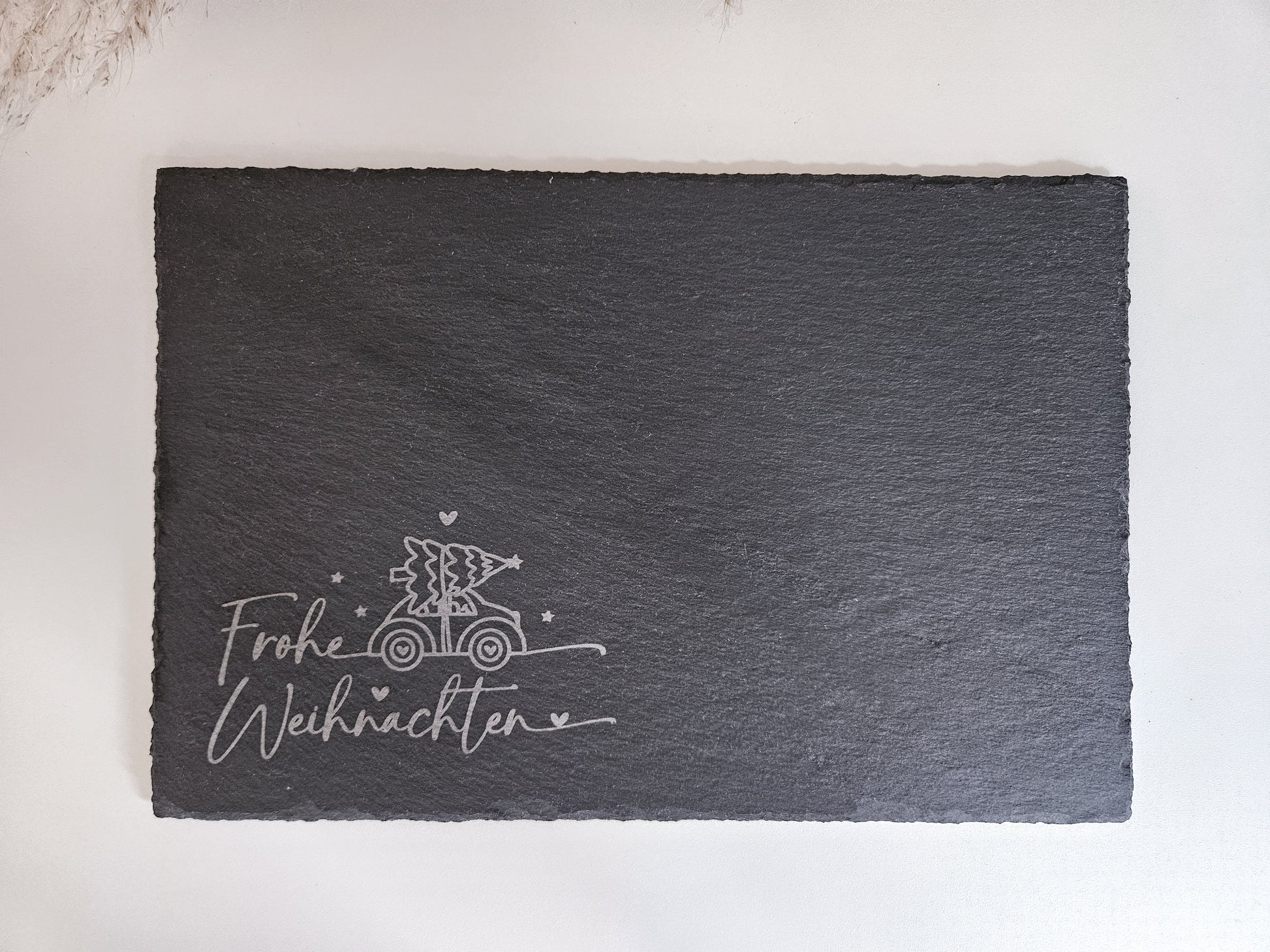„Natur-Schieferplatte 30x20 cm mit Gravur ‚Frohe Weihnachten‘ und Tannenbaum – stilvolle Tischdeko zur Adventszeit, Servierplatte für Plätzchen & Gebäck, Weihnachtsgeschenk im skandinavischen Wohnstil, hochwertige Schiefer Deko für Weihnachten.“