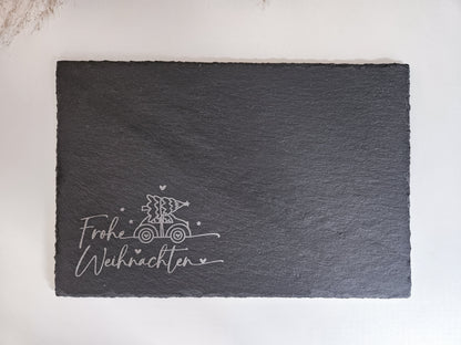 „Natur-Schieferplatte 30x20 cm mit Gravur ‚Frohe Weihnachten‘ und Tannenbaum – stilvolle Tischdeko zur Adventszeit, Servierplatte für Plätzchen & Gebäck, Weihnachtsgeschenk im skandinavischen Wohnstil, hochwertige Schiefer Deko für Weihnachten.“