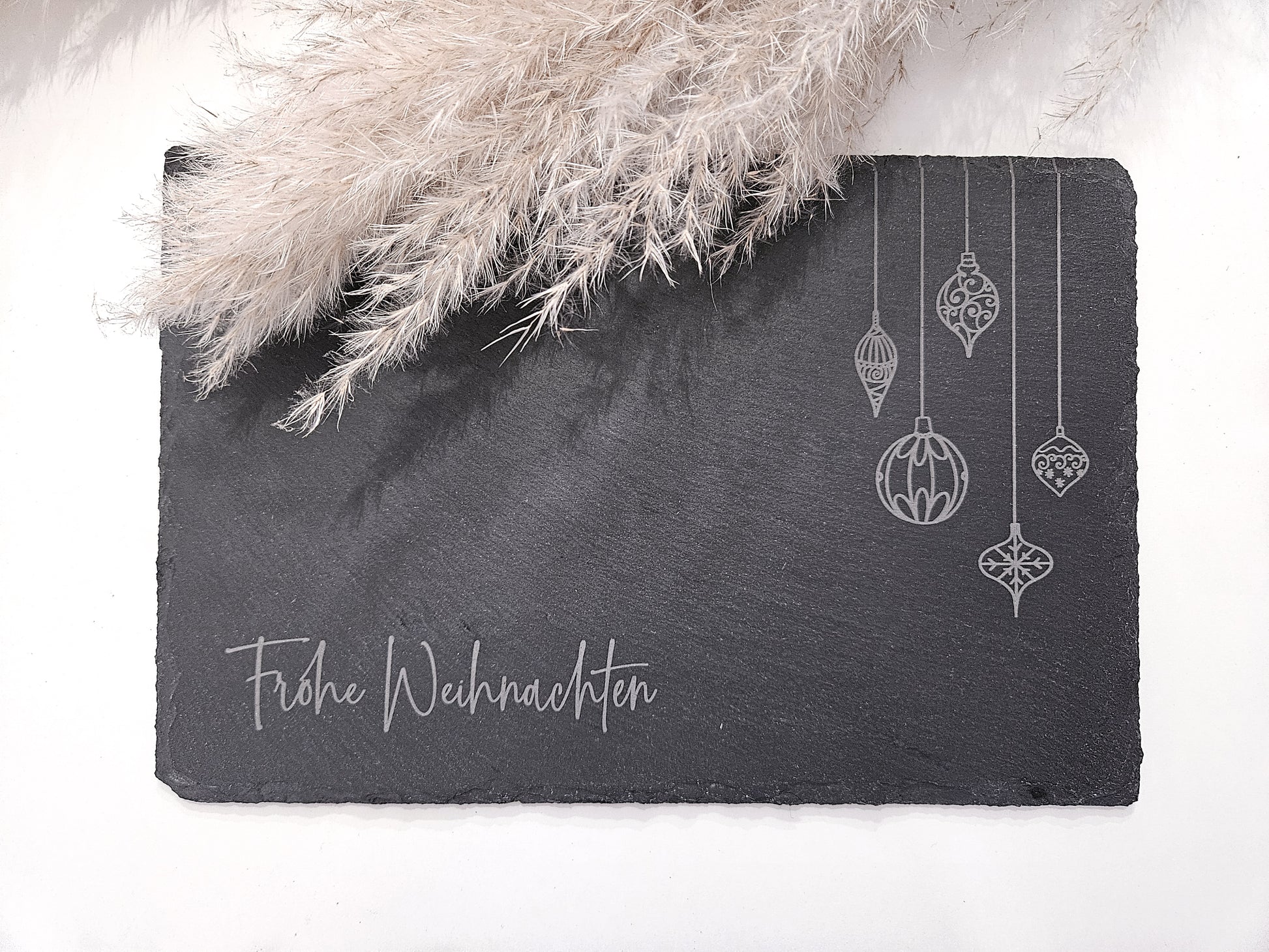 Schieferplatte mit Gravur „Frohe Weihnachten“ und Weihnachtsornamenten, 30×20 cm – Weihnachtsdeko aus Schiefer.