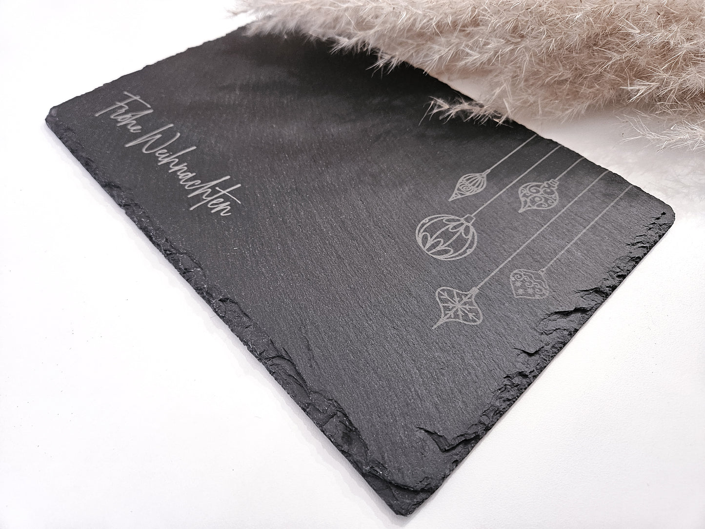 Schieferplatte mit Gravur „Frohe Weihnachten“ und Weihnachtsornamenten, 30×20 cm – Weihnachtsdeko aus Schiefer.