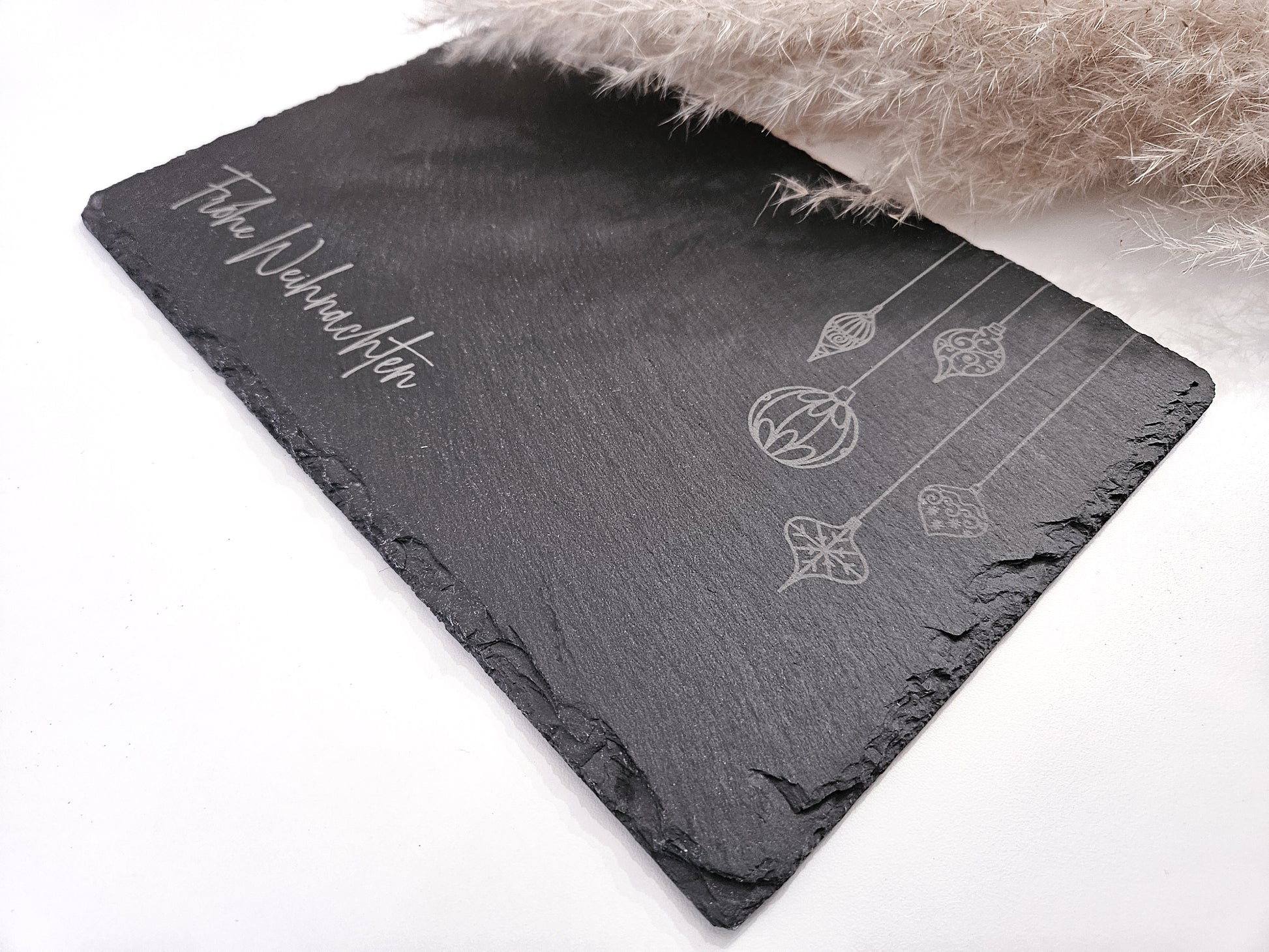 Schieferplatte mit Gravur „Frohe Weihnachten“ und Weihnachtsornamenten, 30×20 cm – Weihnachtsdeko aus Schiefer.