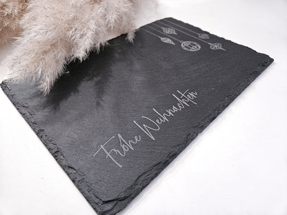 Schieferplatte mit Gravur „Frohe Weihnachten“ und Weihnachtsornamenten, 30×20 cm – Weihnachtsdeko aus Schiefer.