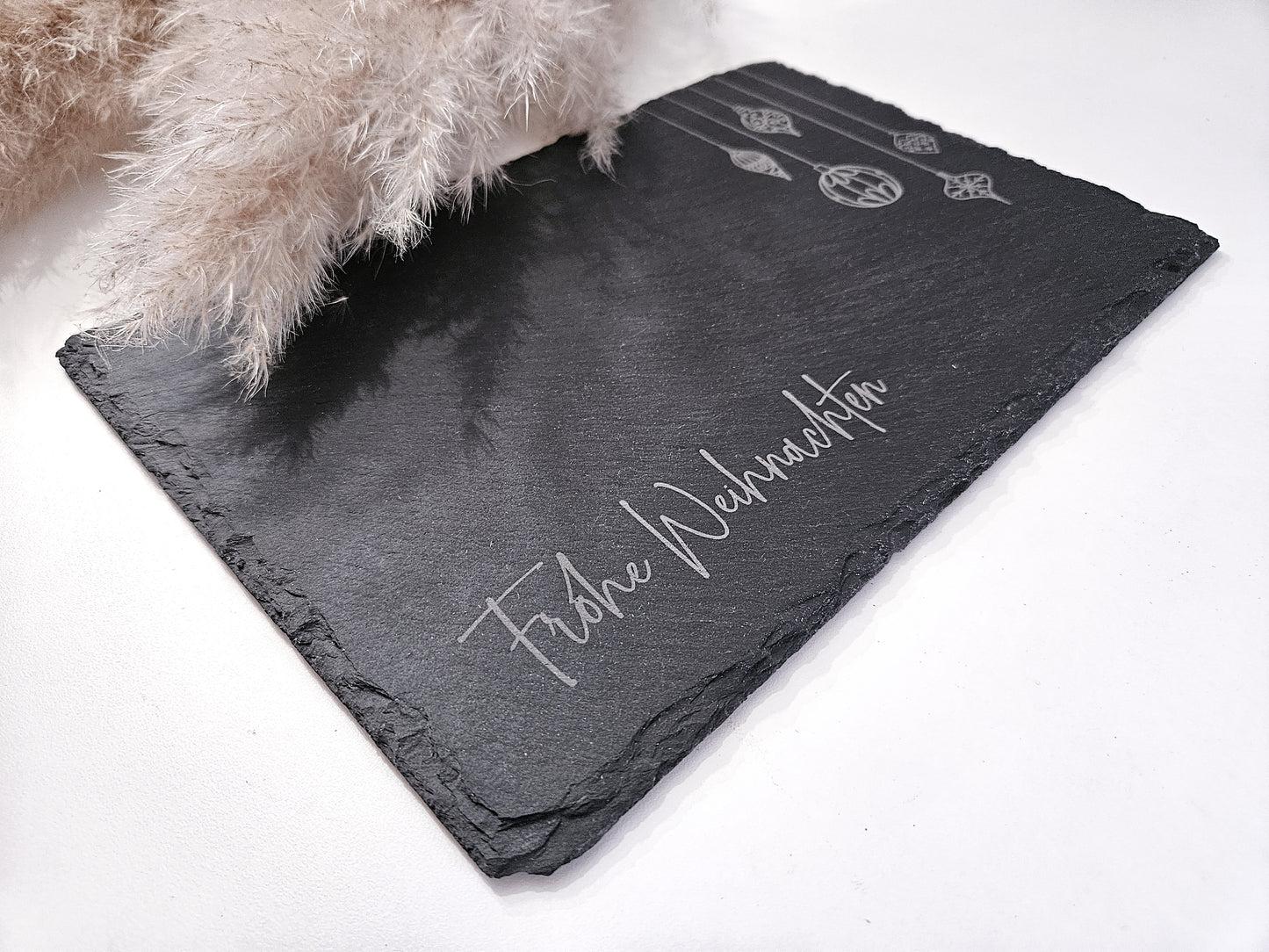 Schieferplatte mit Gravur „Frohe Weihnachten“ und Weihnachtsornamenten, 30×20 cm – Weihnachtsdeko aus Schiefer.