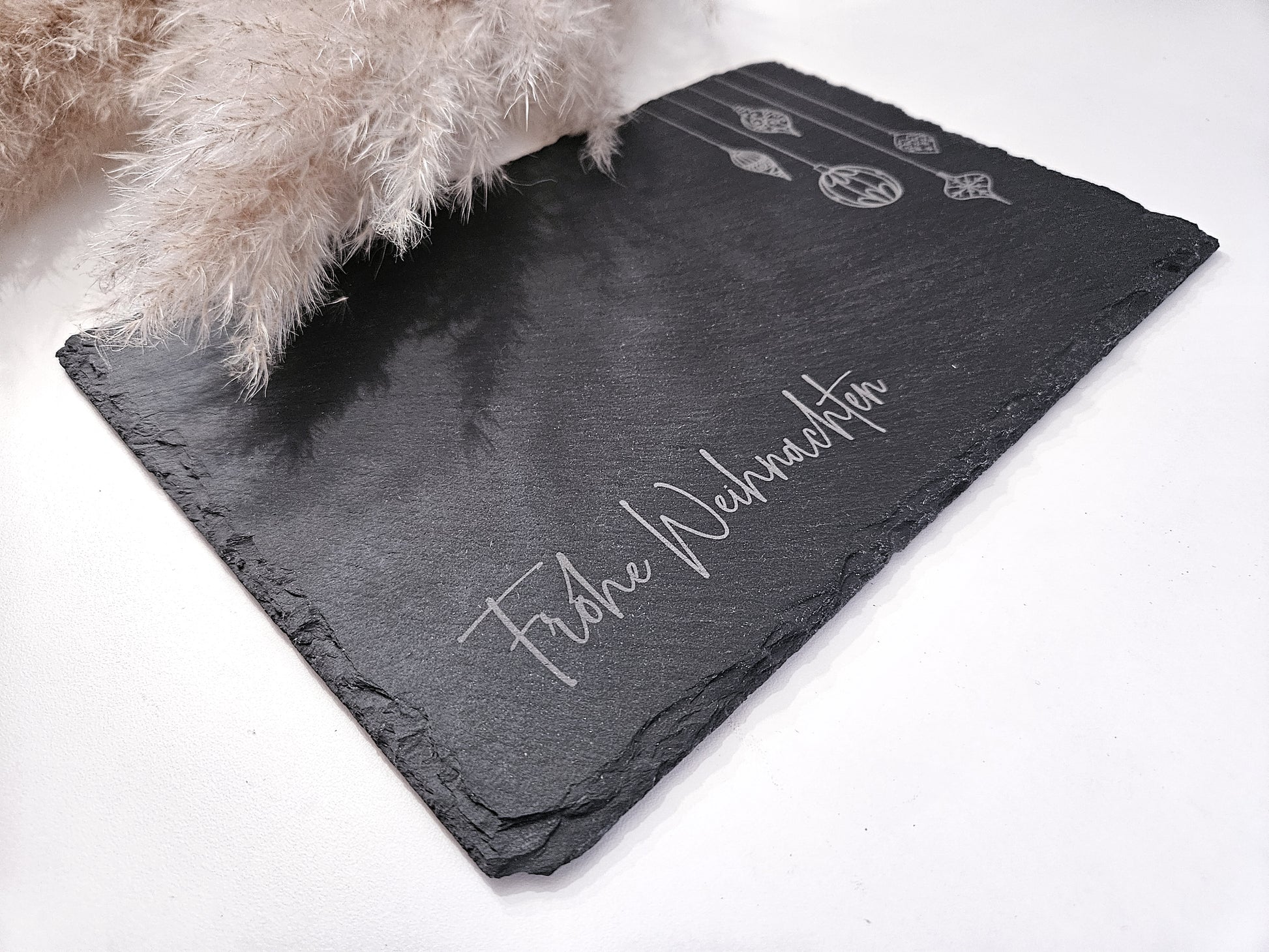 Schieferplatte mit Gravur „Frohe Weihnachten“ und Weihnachtsornamenten, 30×20 cm – Weihnachtsdeko aus Schiefer.