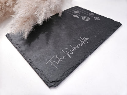 Schieferplatte mit Gravur „Frohe Weihnachten“ und Weihnachtsornamenten, 30×20 cm – Weihnachtsdeko aus Schiefer.