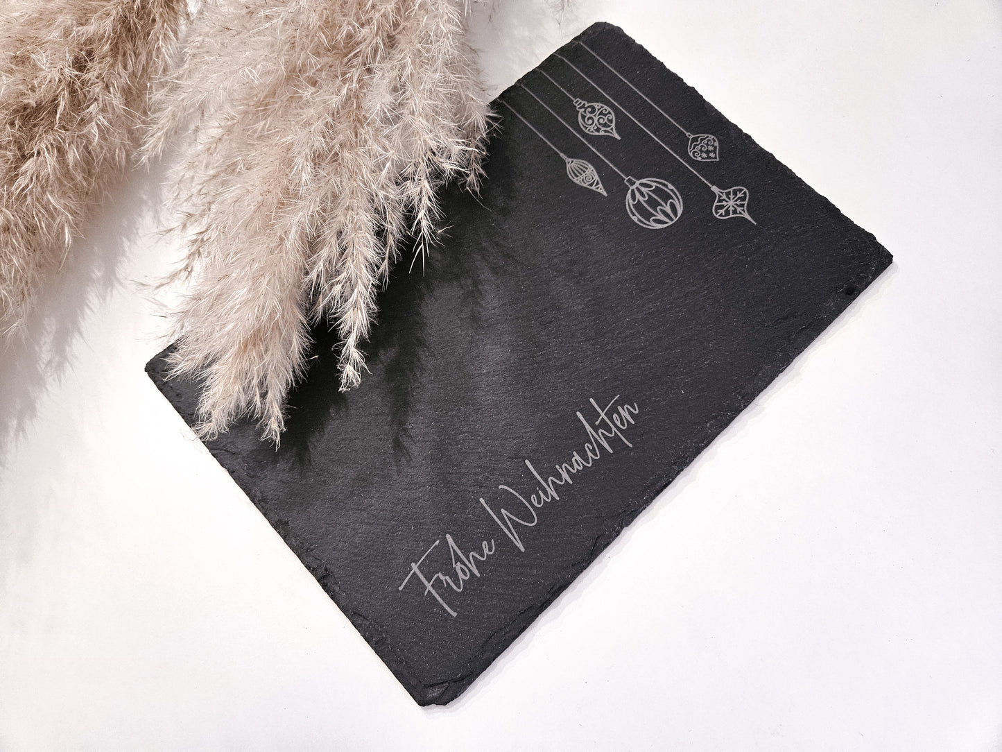 Schieferplatte mit Gravur „Frohe Weihnachten“ und Weihnachtsornamenten, 30×20 cm – Weihnachtsdeko aus Schiefer.