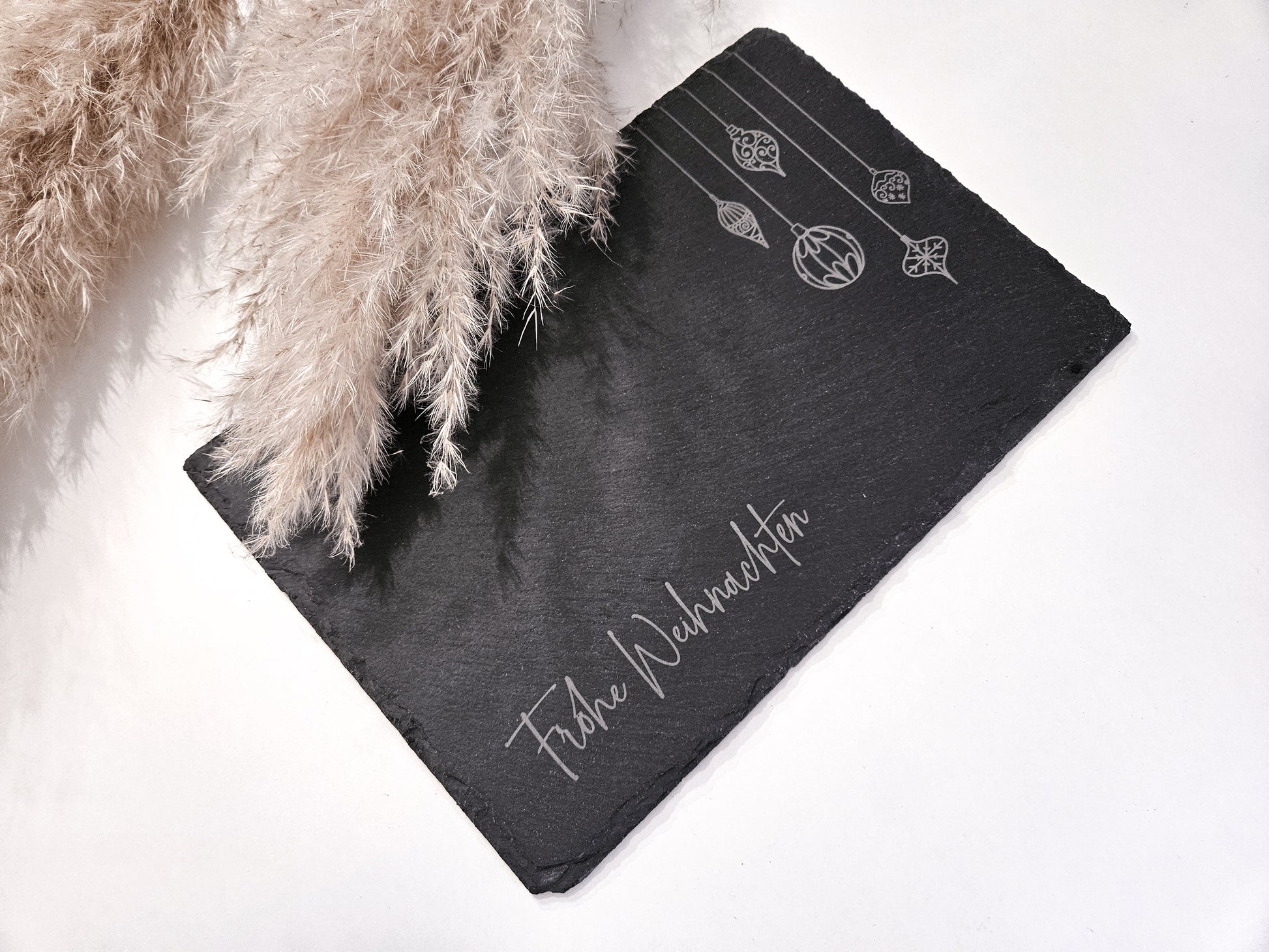 Schieferplatte mit Gravur „Frohe Weihnachten“ und Weihnachtsornamenten, 30×20 cm – Weihnachtsdeko aus Schiefer.