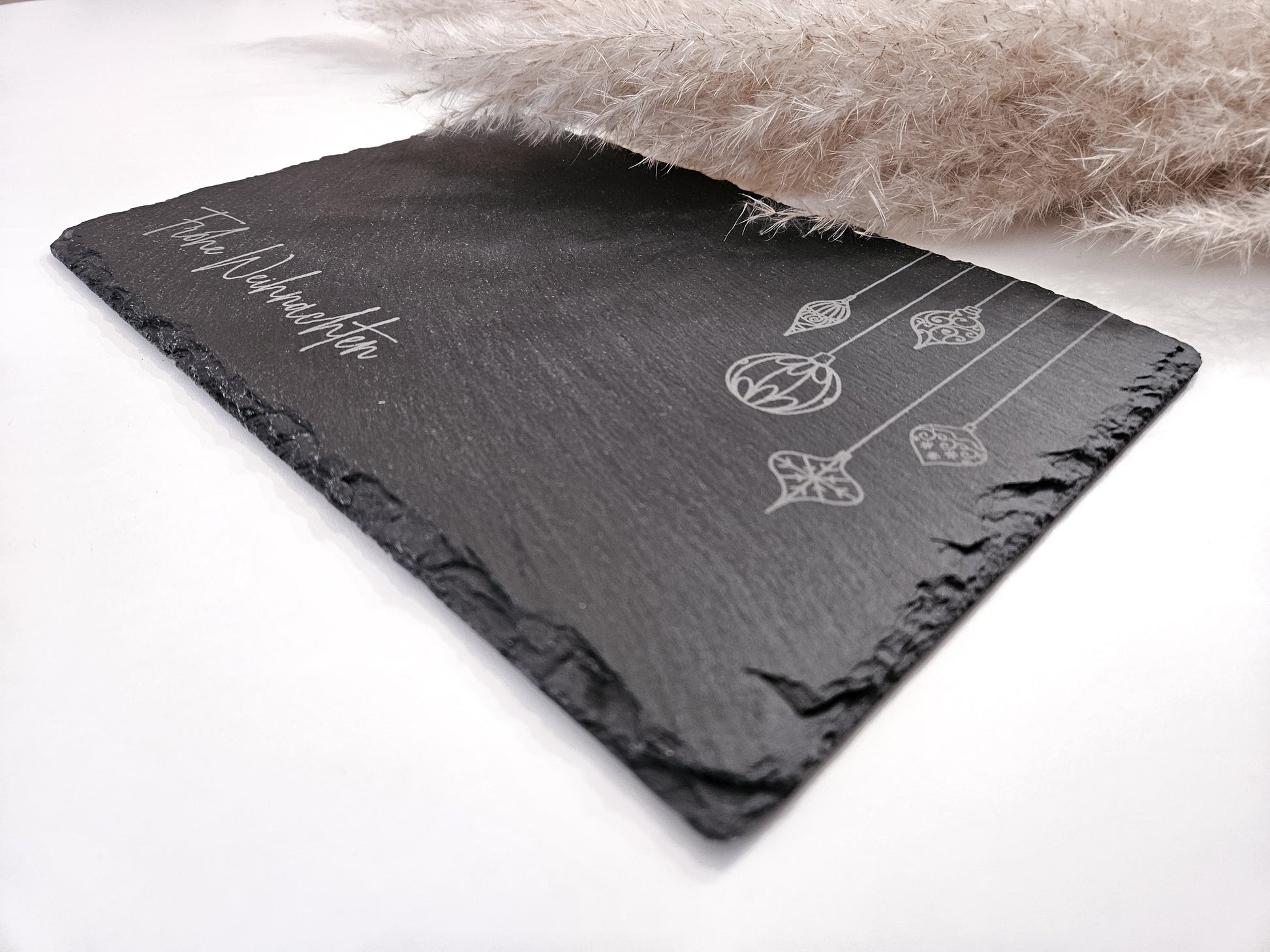 Schieferplatte mit Gravur „Frohe Weihnachten“ und Weihnachtsornamenten, 30×20 cm – Weihnachtsdeko aus Schiefer.