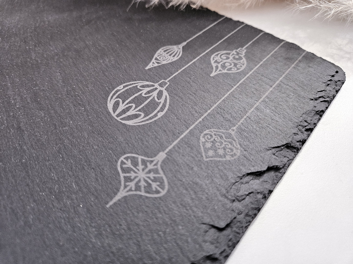 Schieferplatte mit Gravur „Frohe Weihnachten“ und Weihnachtsornamenten, 30×20 cm – Weihnachtsdeko aus Schiefer.