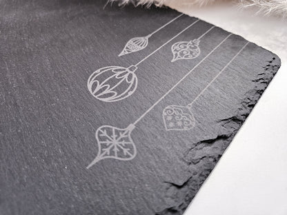 Schieferplatte mit Gravur „Frohe Weihnachten“ und Weihnachtsornamenten, 30×20 cm – Weihnachtsdeko aus Schiefer.