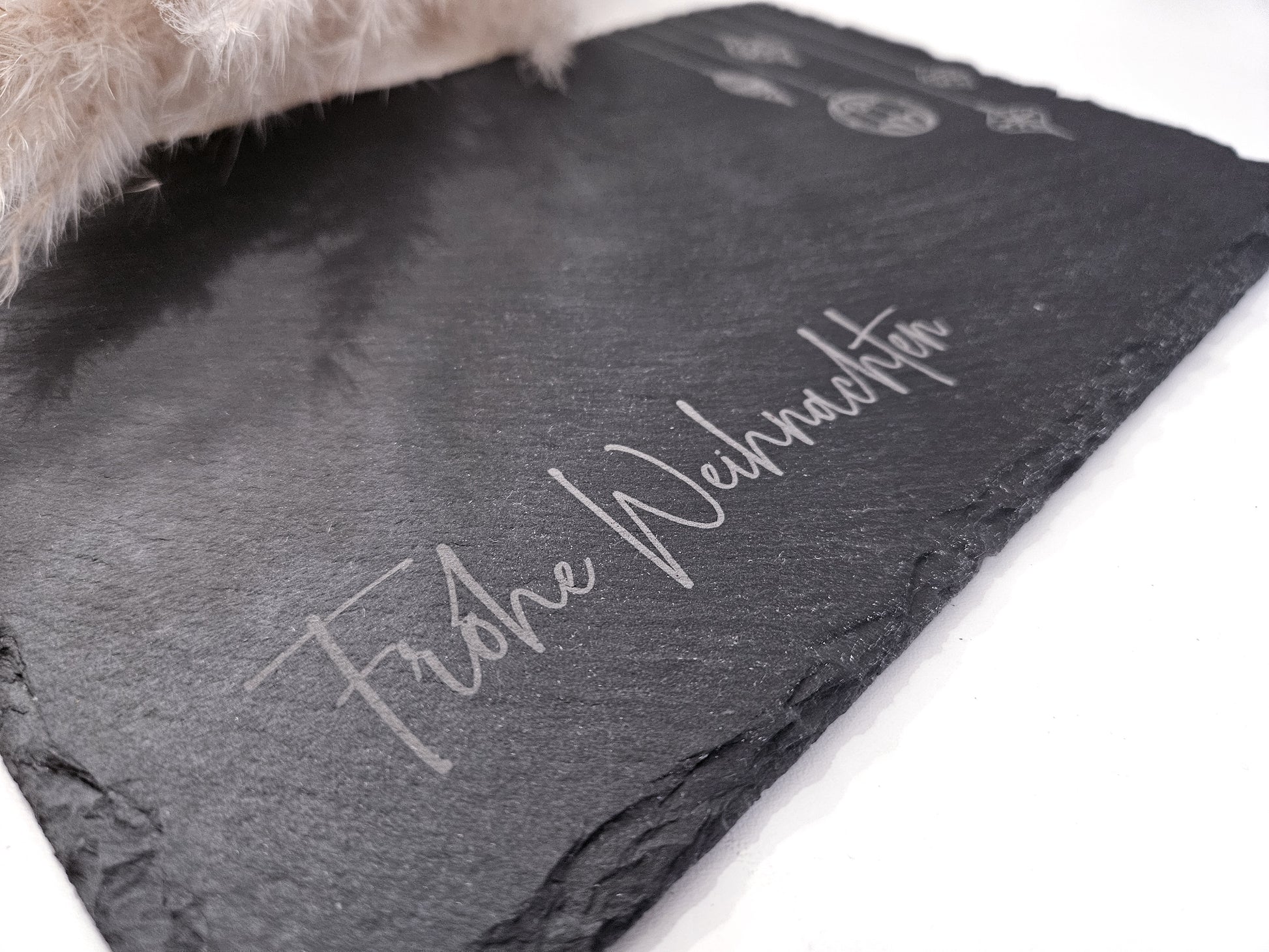 Schieferplatte mit Gravur „Frohe Weihnachten“ und Weihnachtsornamenten, 30×20 cm – Weihnachtsdeko aus Schiefer.