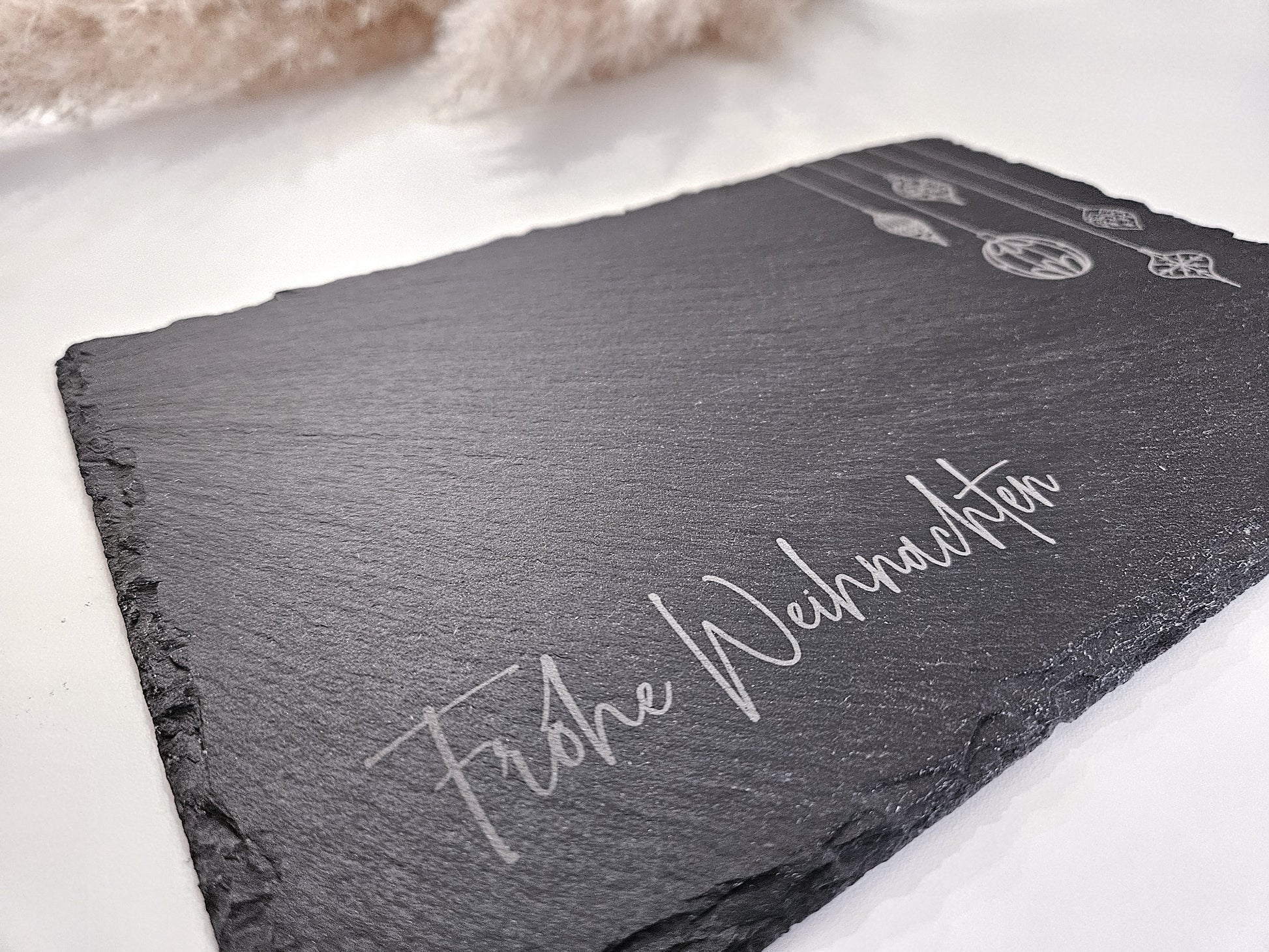 Schieferplatte mit Gravur „Frohe Weihnachten“ und Weihnachtsornamenten, 30×20 cm – Weihnachtsdeko aus Schiefer.