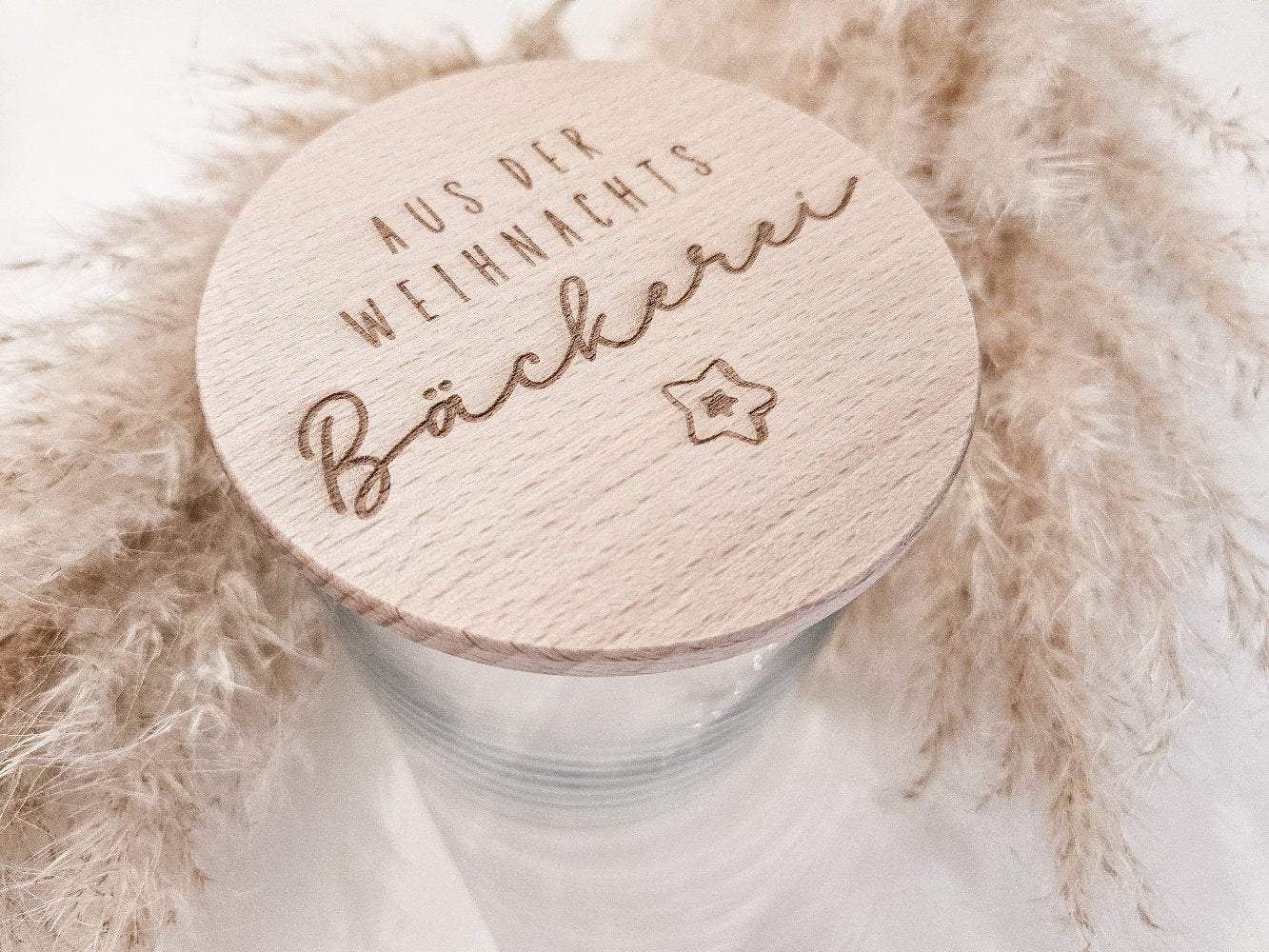 Glas mit graviertem Holzdeckel „Aus der Weihnachtsbäckerei“ als Weihnachtsdeko – ideal zum Befüllen mit Plätzchen oder kleinen Geschenken.