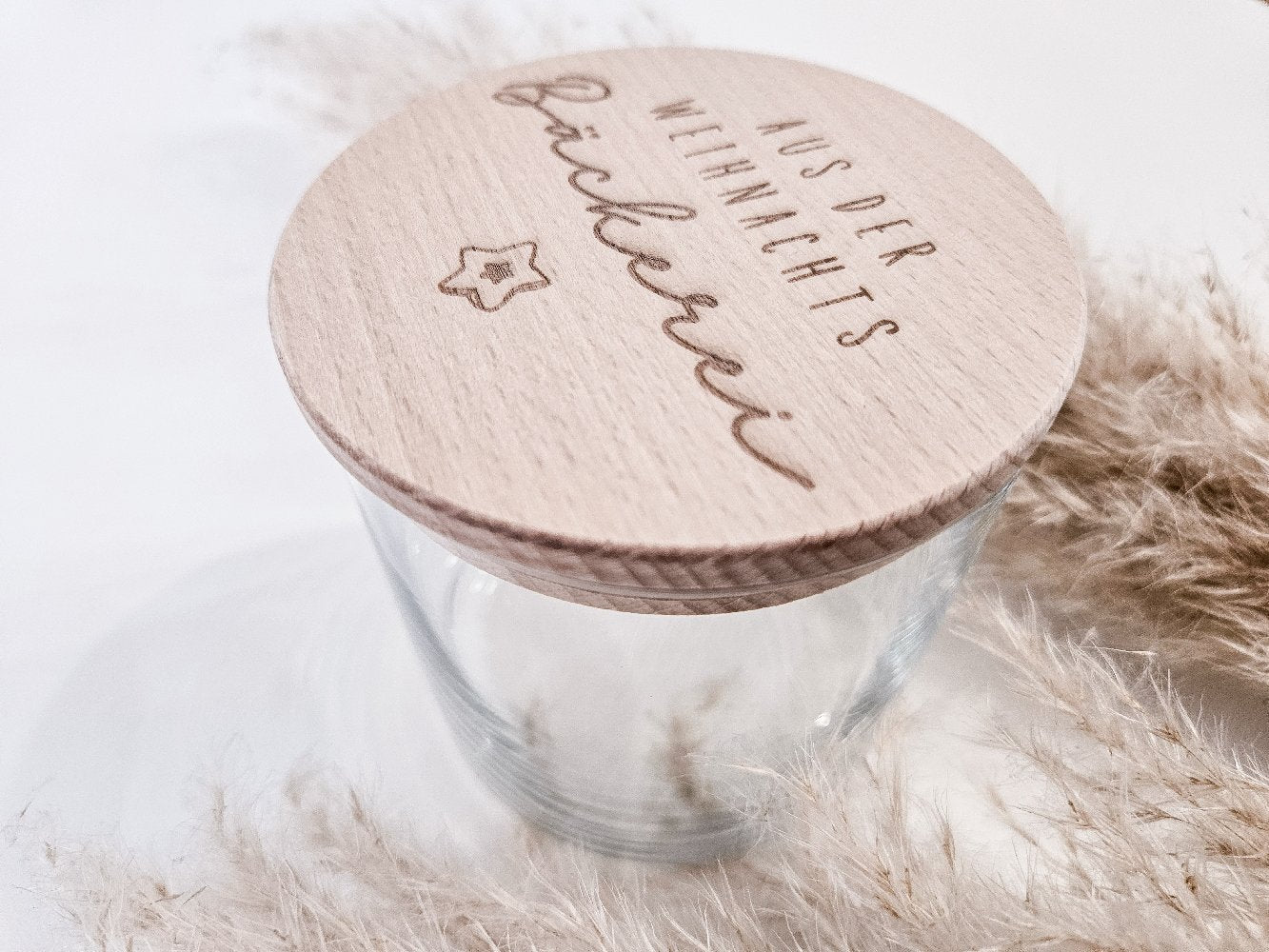 Glas mit graviertem Holzdeckel „Aus der Weihnachtsbäckerei“ als Weihnachtsdeko – ideal zum Befüllen mit Plätzchen oder kleinen Geschenken.