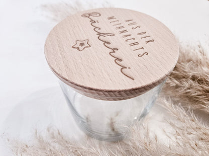 Glas mit graviertem Holzdeckel „Aus der Weihnachtsbäckerei“ als Weihnachtsdeko – ideal zum Befüllen mit Plätzchen oder kleinen Geschenken.