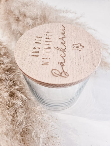 Glas mit graviertem Holzdeckel „Aus der Weihnachtsbäckerei“ als Weihnachtsdeko – ideal zum Befüllen mit Plätzchen oder kleinen Geschenken.