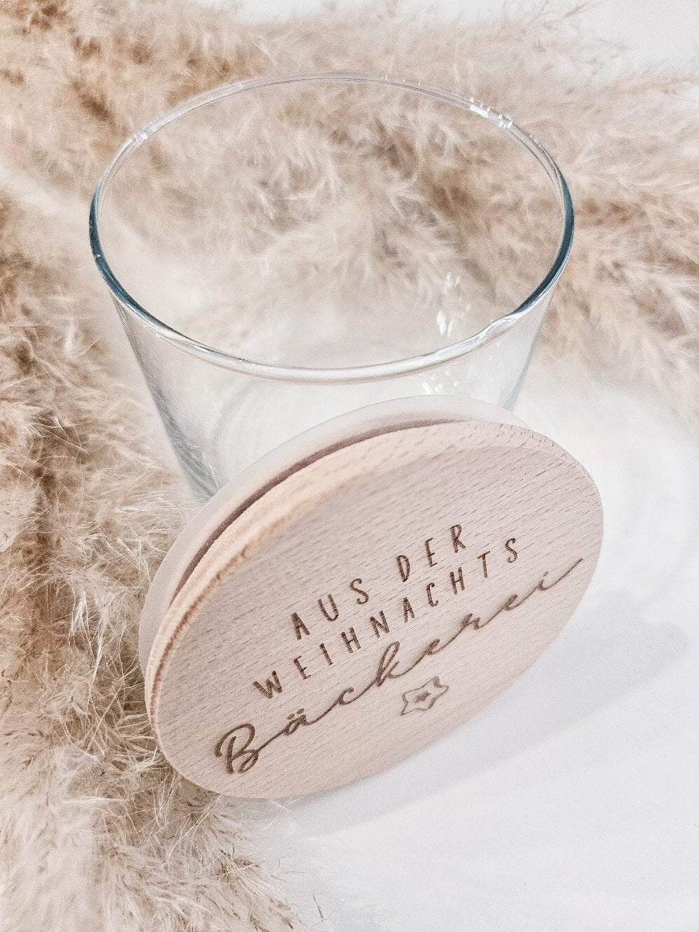 Glas mit graviertem Holzdeckel „Aus der Weihnachtsbäckerei“ als Weihnachtsdeko – ideal zum Befüllen mit Plätzchen oder kleinen Geschenken.