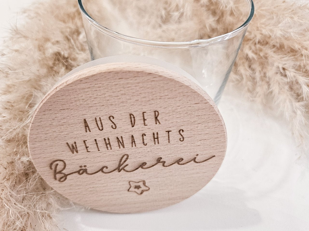Glas mit graviertem Holzdeckel „Aus der Weihnachtsbäckerei“ als Weihnachtsdeko – ideal zum Befüllen mit Plätzchen oder kleinen Geschenken.