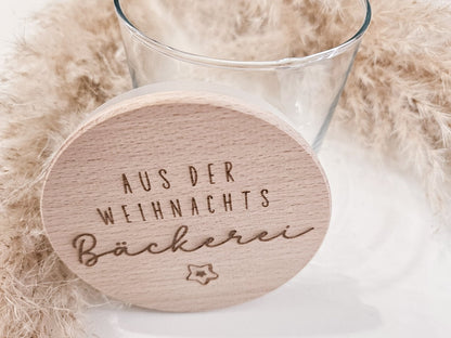 Glas mit graviertem Holzdeckel „Aus der Weihnachtsbäckerei“ als Weihnachtsdeko – ideal zum Befüllen mit Plätzchen oder kleinen Geschenken.