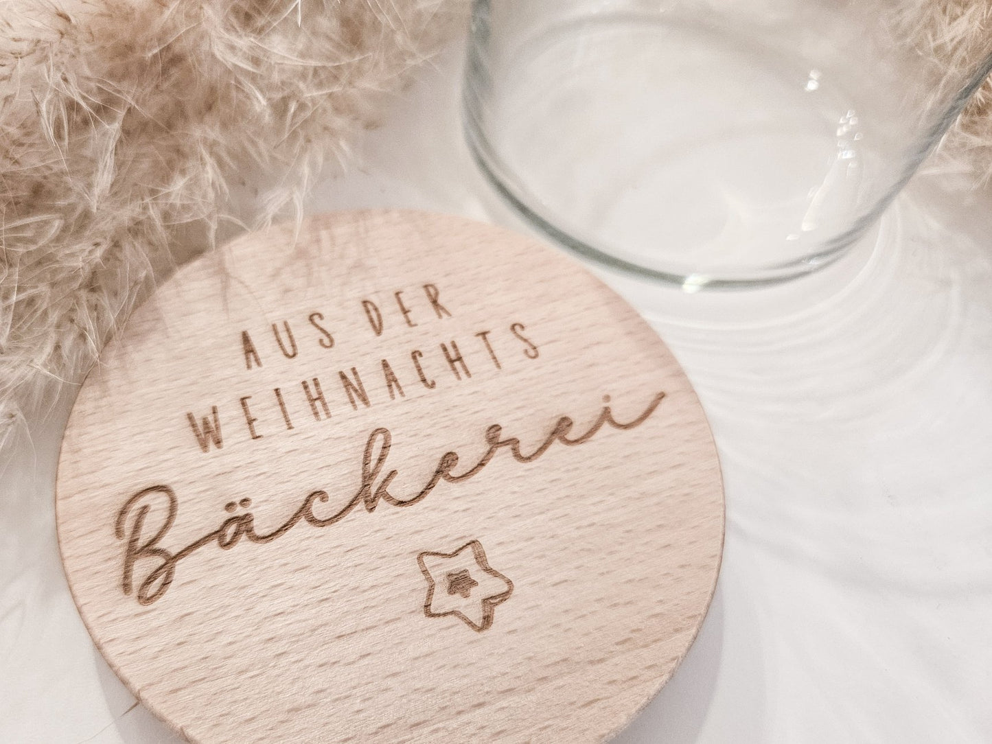 Glas mit graviertem Holzdeckel „Aus der Weihnachtsbäckerei“ als Weihnachtsdeko – ideal zum Befüllen mit Plätzchen oder kleinen Geschenken.