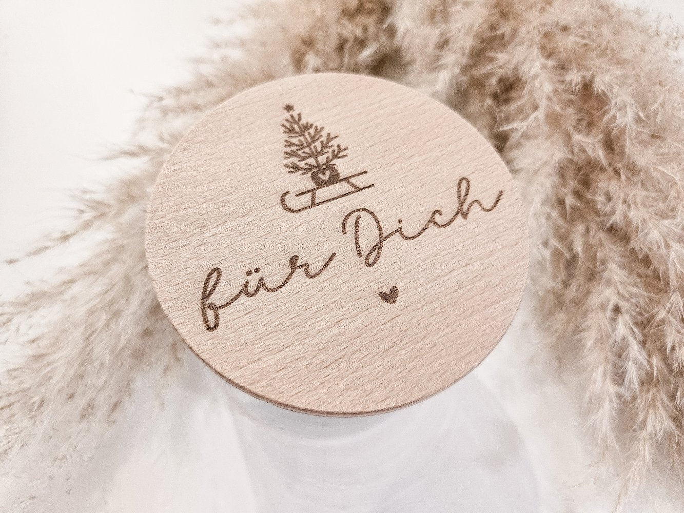 Glas mit graviertem Holzdeckel „für Dich“ – Tannenbaum, Herz, skandinavischer Stil, kleines Weihnachtsgeschenk.