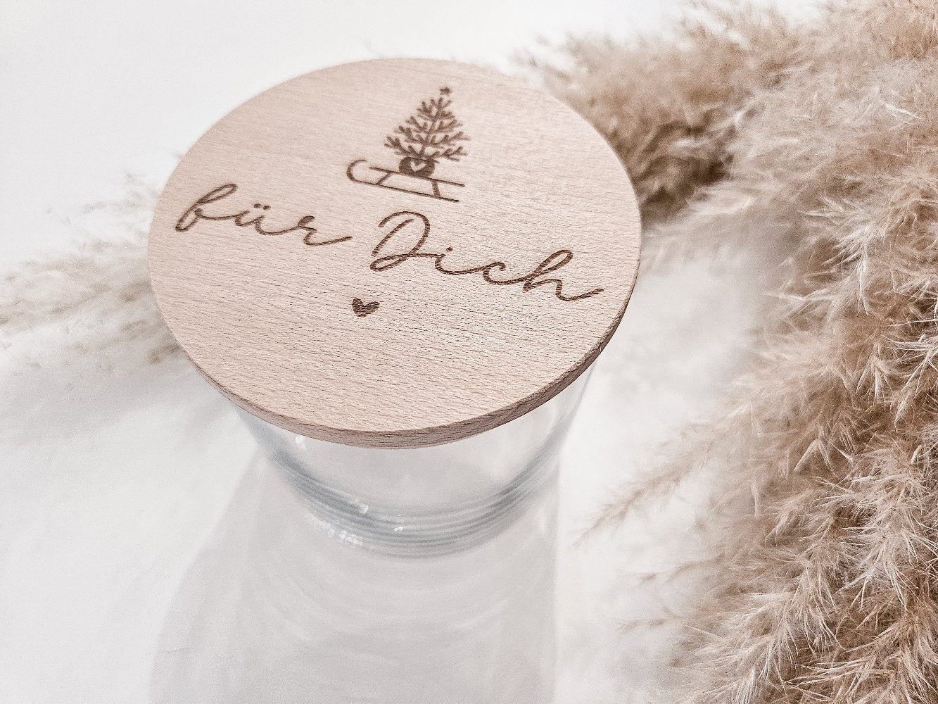 Glas mit graviertem Holzdeckel „für Dich“ – Tannenbaum, Herz, skandinavischer Stil, kleines Weihnachtsgeschenk.