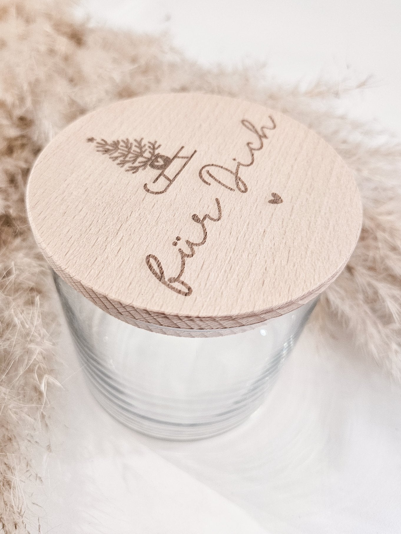 Glas mit graviertem Holzdeckel „für Dich“ – Tannenbaum, Herz, skandinavischer Stil, kleines Weihnachtsgeschenk.