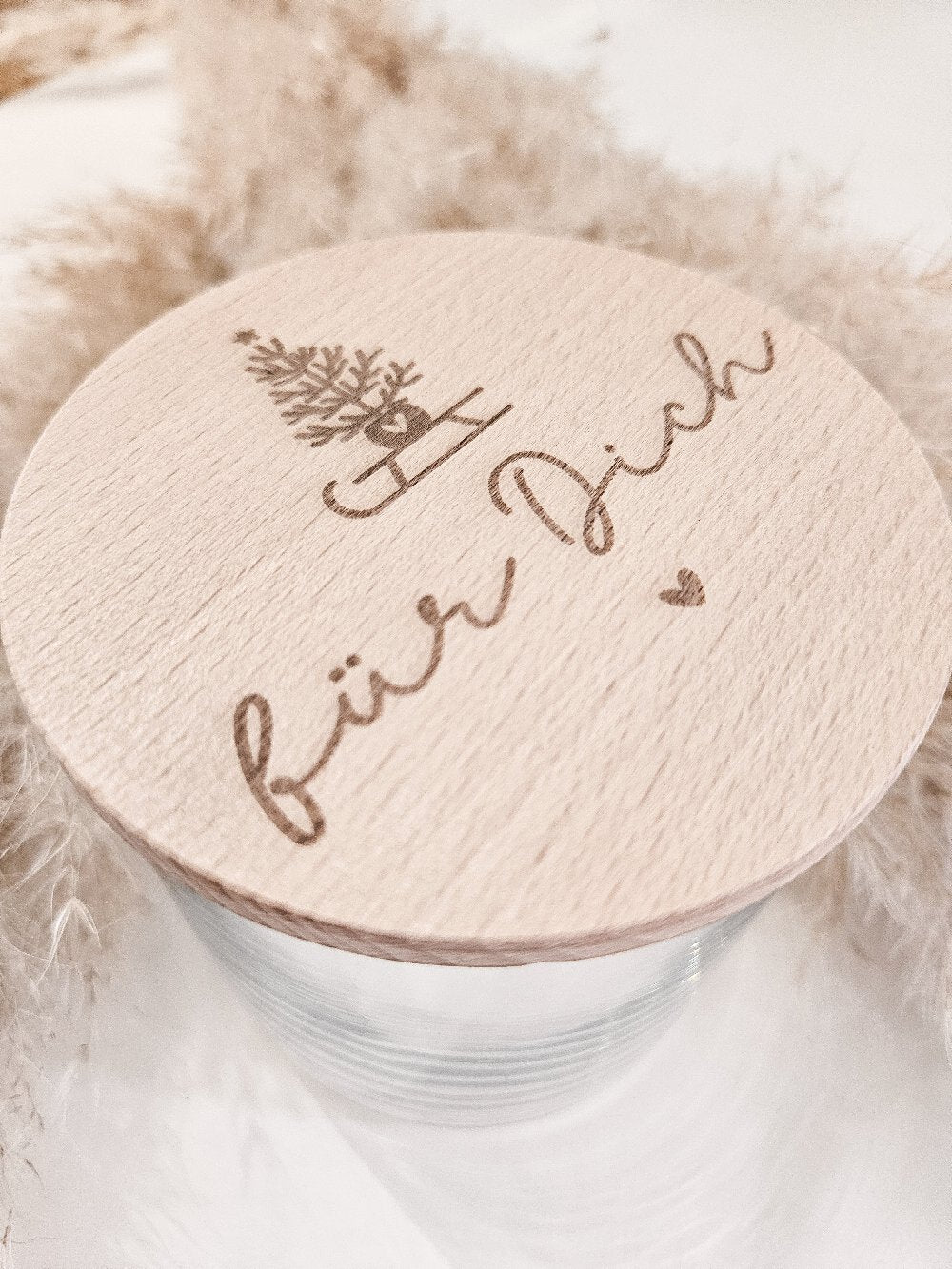 Glas mit graviertem Holzdeckel „für Dich“ – Tannenbaum, Herz, skandinavischer Stil, kleines Weihnachtsgeschenk.