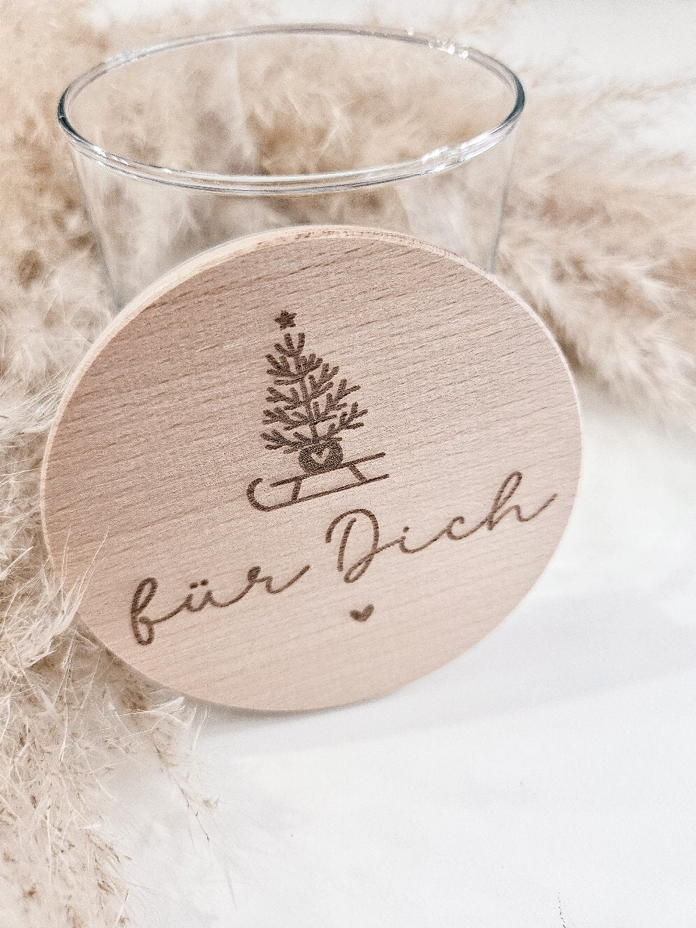 Glas mit graviertem Holzdeckel „für Dich“ – Tannenbaum, Herz, skandinavischer Stil, kleines Weihnachtsgeschenk.