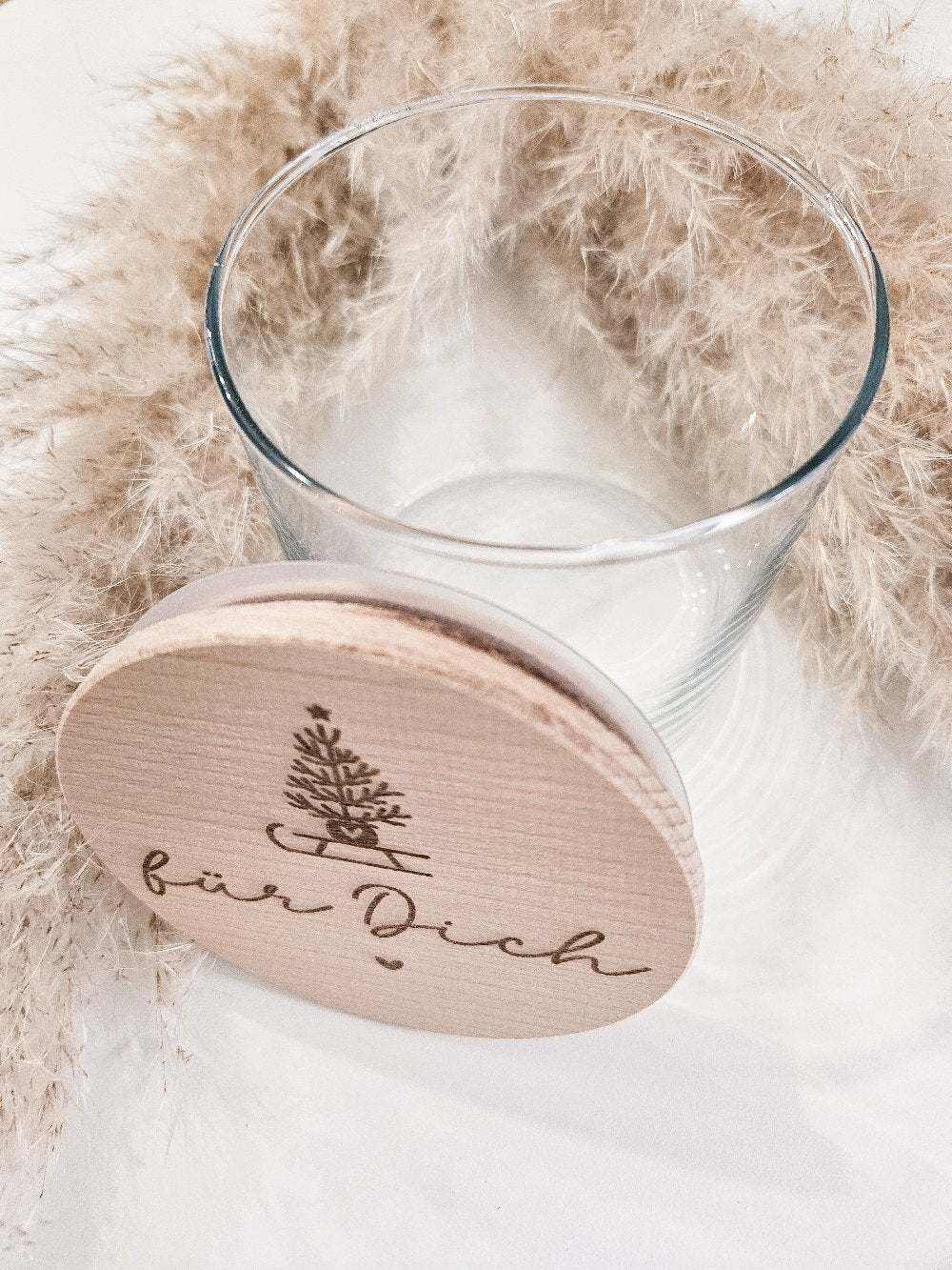 Glas mit graviertem Holzdeckel „für Dich“ – Tannenbaum, Herz, skandinavischer Stil, kleines Weihnachtsgeschenk.
