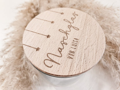 Runder Holzdeckel mit graviertem Schriftzug „Naschglas von Luisa“ und Sternanhängern, auf Glas liegend – personalisierte Geschenkidee.