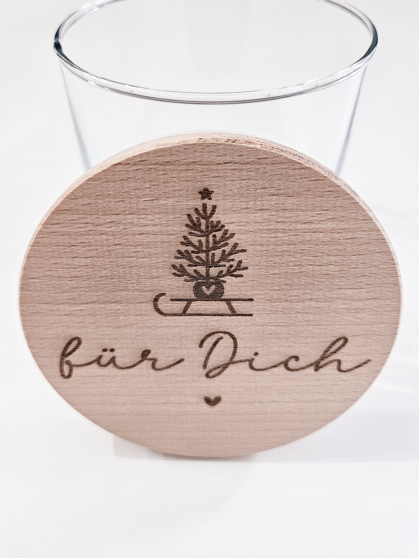 Glas mit graviertem Holzdeckel „für Dich“ – Tannenbaum, Herz, skandinavischer Stil, kleines Weihnachtsgeschenk.