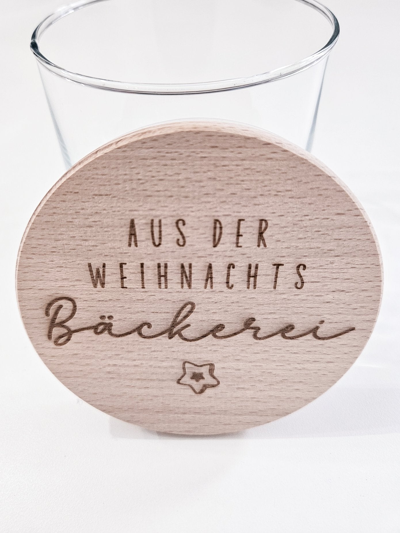 Glas mit graviertem Holzdeckel „Aus der Weihnachtsbäckerei“ als Weihnachtsdeko – ideal zum Befüllen mit Plätzchen oder kleinen Geschenken.