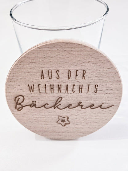 Glas mit graviertem Holzdeckel „Aus der Weihnachtsbäckerei“ als Weihnachtsdeko – ideal zum Befüllen mit Plätzchen oder kleinen Geschenken.