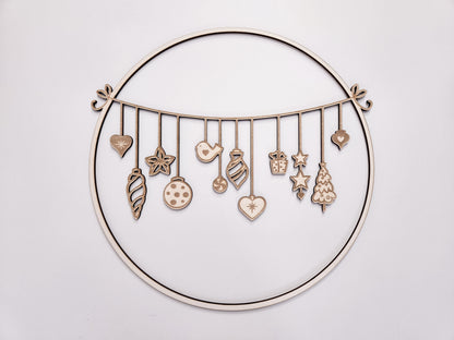 Weihnachtskranz aus Holz mit filigranen Anhängern im skandinavischen Stil als Wand- und Türdeko.