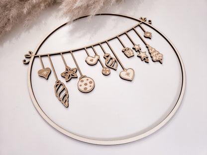 Weihnachtskranz aus Holz mit filigranen Anhängern im skandinavischen Stil als Wand- und Türdeko.