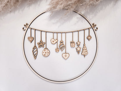 Weihnachtskranz aus Holz mit filigranen Anhängern im skandinavischen Stil als Wand- und Türdeko.