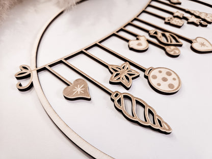 Weihnachtskranz aus Holz mit filigranen Anhängern im skandinavischen Stil als Wand- und Türdeko.