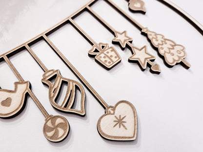 Weihnachtskranz aus Holz mit filigranen Anhängern im skandinavischen Stil als Wand- und Türdeko.