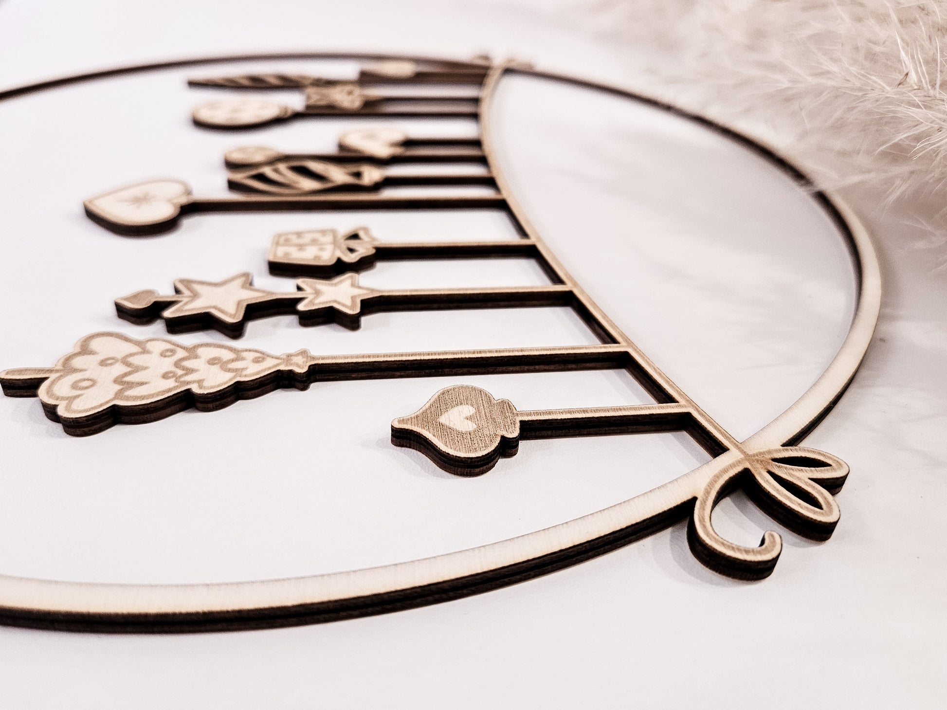 Weihnachtskranz aus Holz mit filigranen Anhängern im skandinavischen Stil als Wand- und Türdeko.