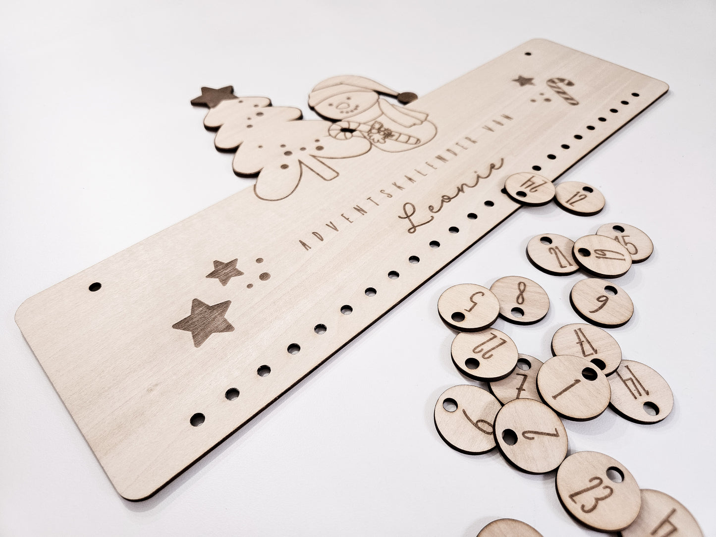 Personalisierter Adventskalender aus Holz mit Schneemann- und Tannenbaum-Gravur von Leo & Lu – Kinder Adventskalender zum Befüllen im skandinavischen Stil