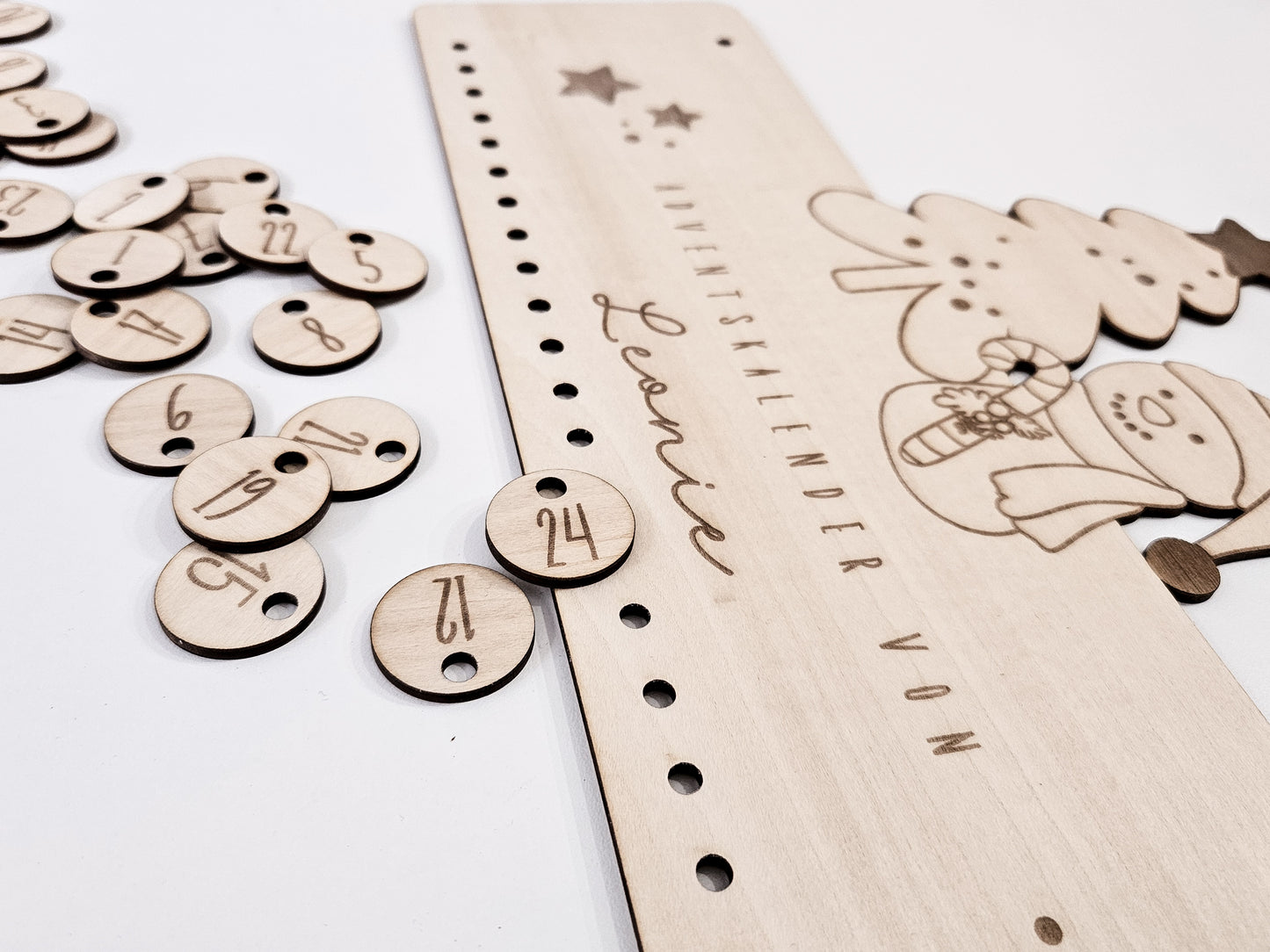 Personalisierter Adventskalender aus Holz mit Schneemann- und Tannenbaum-Gravur von Leo & Lu – Kinder Adventskalender zum Befüllen im skandinavischen Stil