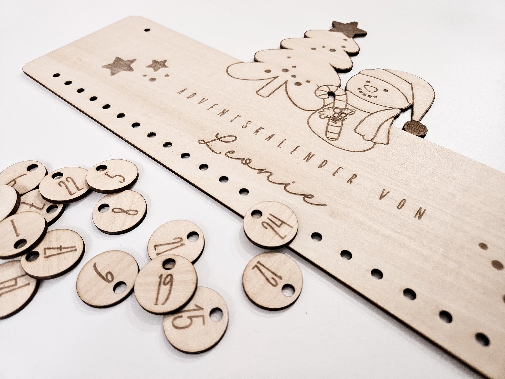 Personalisierter Adventskalender aus Holz mit Schneemann- und Tannenbaum-Gravur von Leo & Lu – Kinder Adventskalender zum Befüllen im skandinavischen Stil
