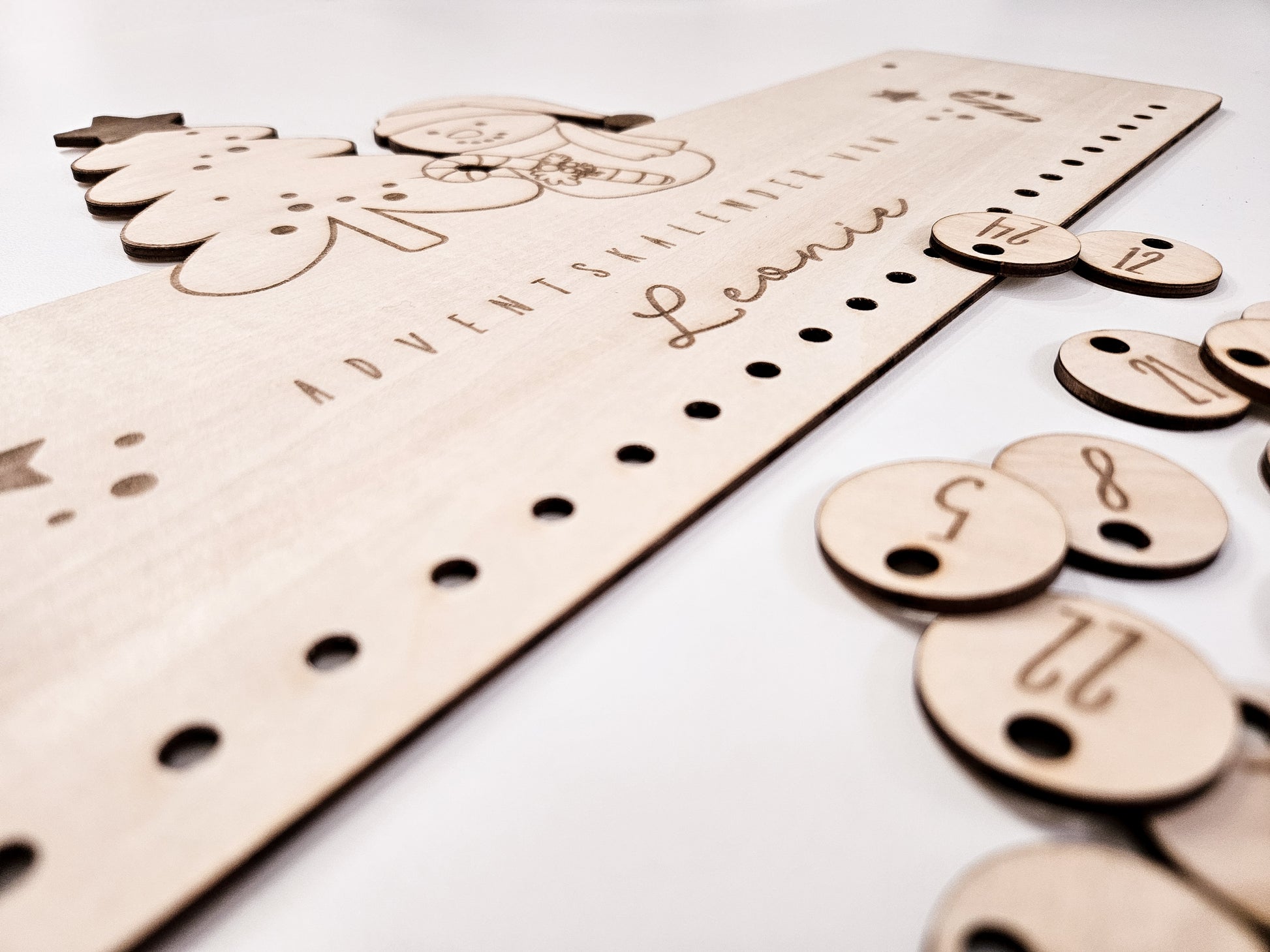Personalisierter Adventskalender aus Holz mit Schneemann- und Tannenbaum-Gravur von Leo & Lu – Kinder Adventskalender zum Befüllen im skandinavischen Stil