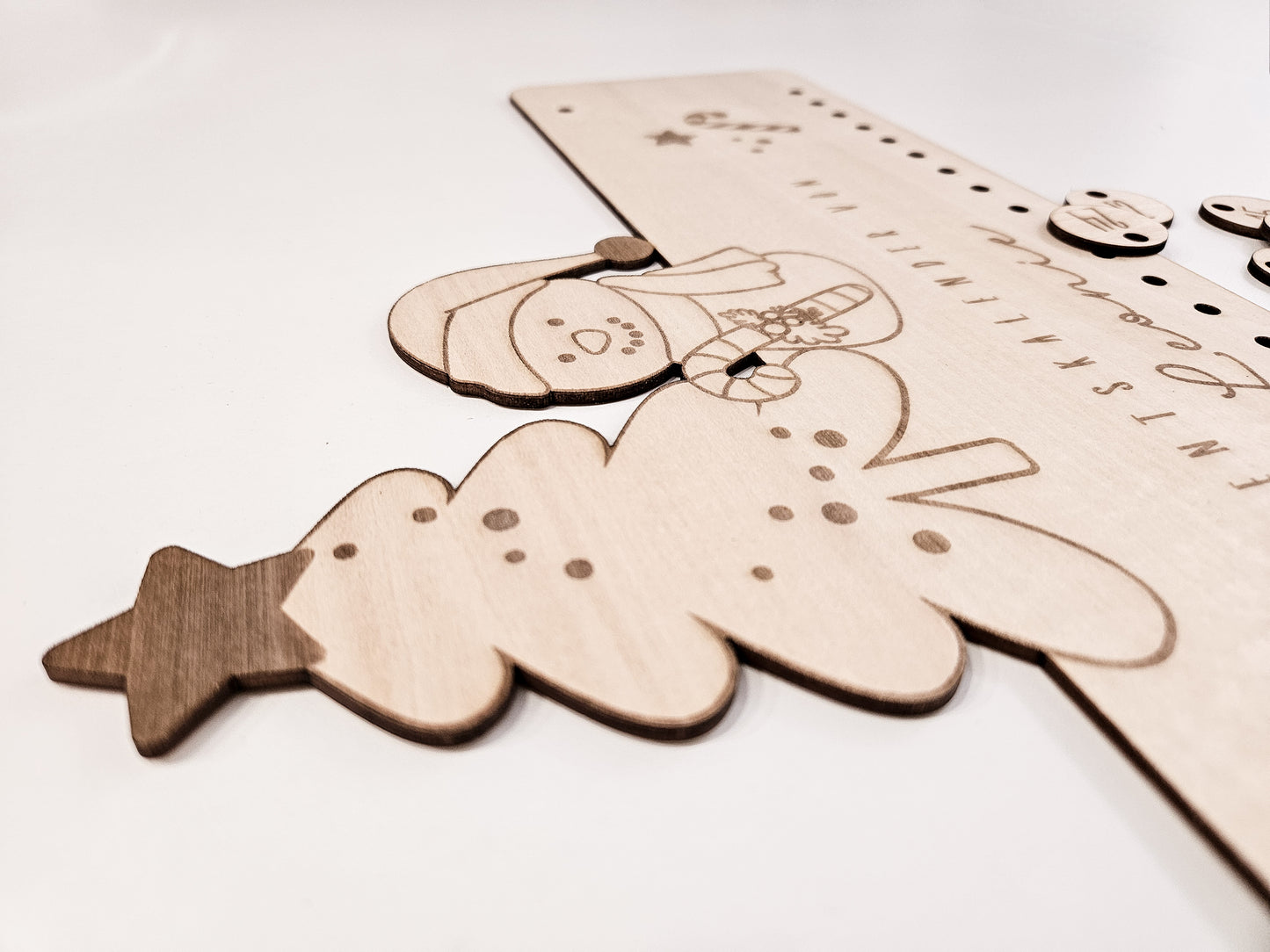 Personalisierter Adventskalender aus Holz mit Schneemann- und Tannenbaum-Gravur von Leo & Lu – Kinder Adventskalender zum Befüllen im skandinavischen Stil